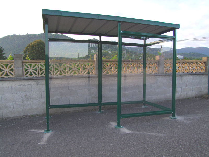 Abri bus Ventoux avec bardage polycarbonate et retour avant L. 1.50m